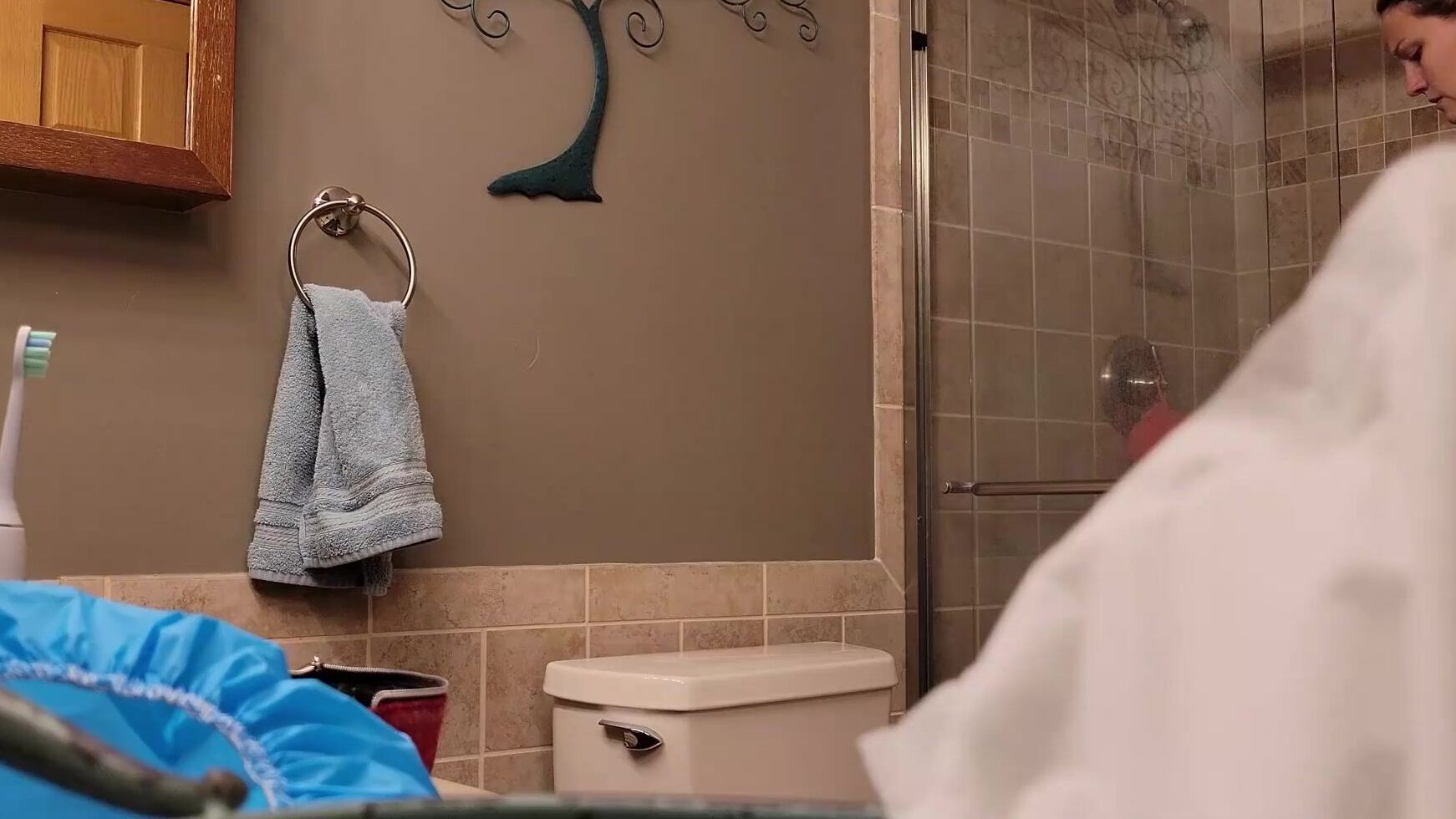 Голенькие перед родителями. Подсмотренно в ванной комнате. Русские в душе. Пожилая женщина в ванной. Моется с сыном.