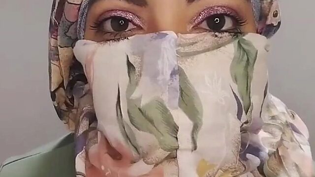Silent Niqab Arab Wife Squirts to Intense Orgasm While Hubby's Away