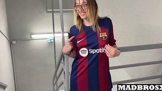 Barcelona Fanballer Banged by Rival PSG Hooligans in Stadium Hallway!