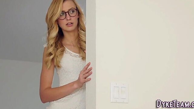 Slutty Teen Babe Devours Pussy in Lesbian Feast Fuck