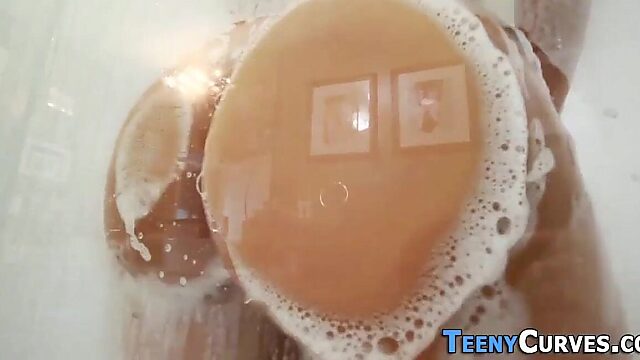 Hungry amateur slut with a phat bubble butt fucks like a cowgirl