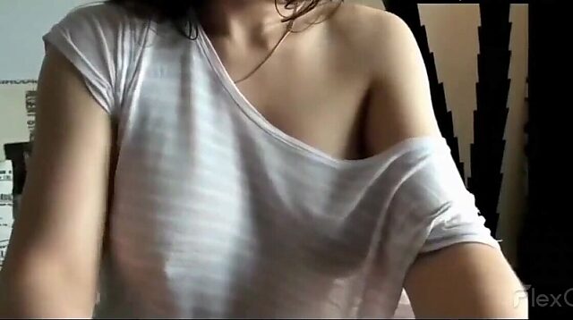 Indian Hottie Masturbates Live on Webcam