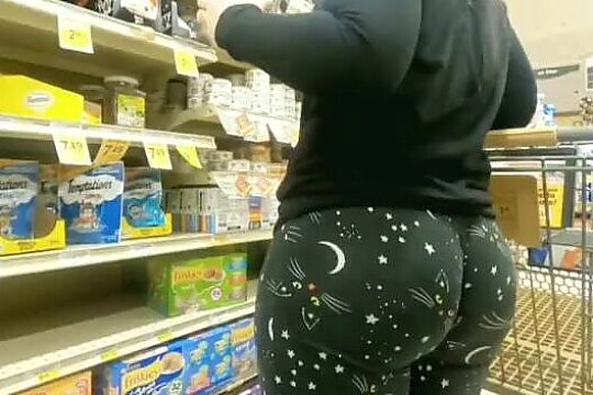 Big Mom's Ass Gets Wedgied in Store