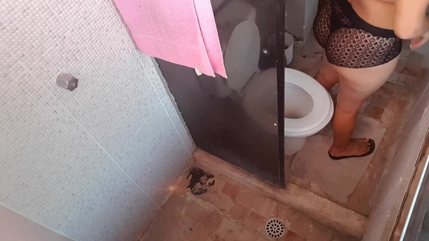 жена вышла из ванны при моих друзей порно видео фото 112