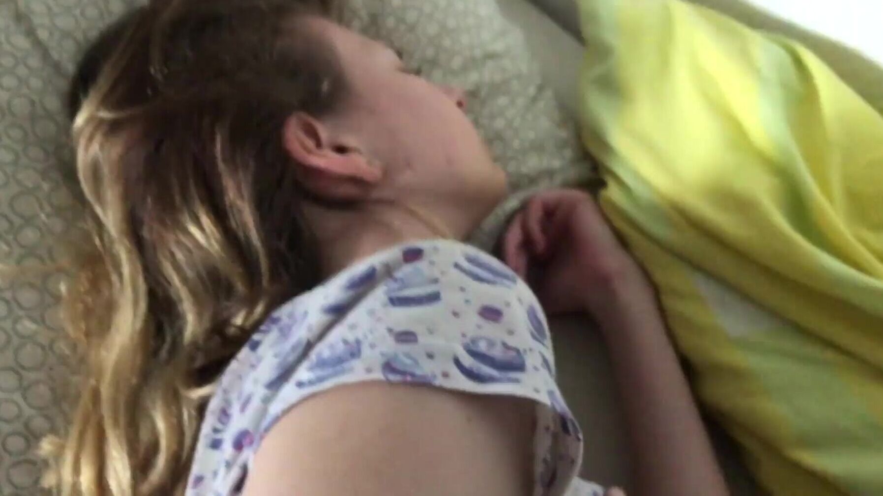 видео как сестра трогает член у спящего брата фото 44