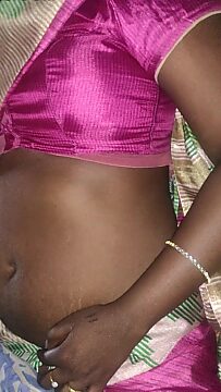 Sultry Tamil MILF Shows Off Navel in Saree